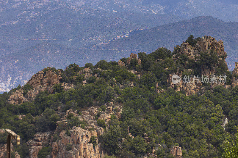 从科西嘉岛的皮亚纳村俯瞰皮亚纳Calanques de Piana